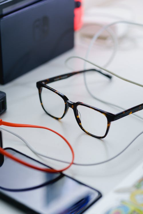 Lunettes Warby Parker en écaille marron posées sur un bureau blanc