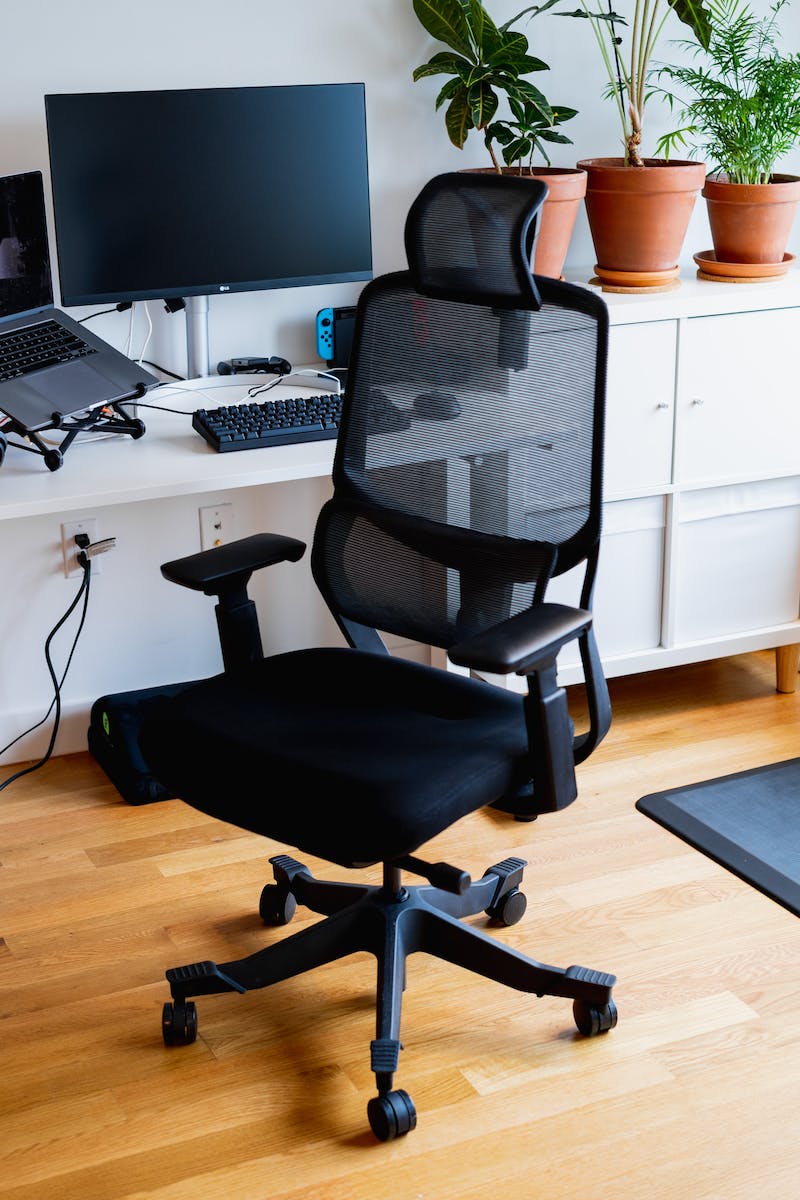 Une chaise de bureau noire dans un bureau à domicile.