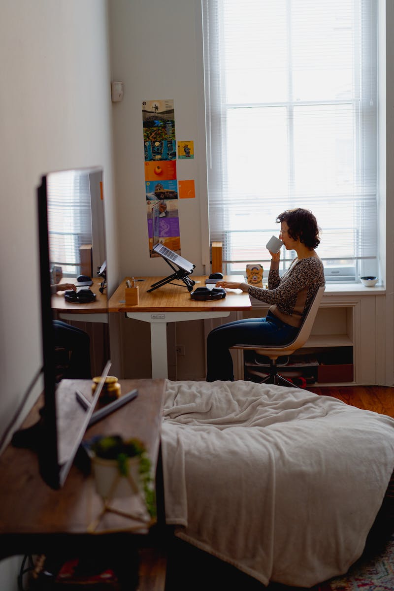 Une femme travaillant à un bureau dans une petite pièce.