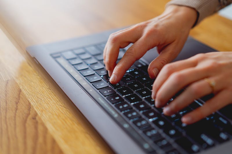 Femme tapant sur un Apple MacBook Pro 16