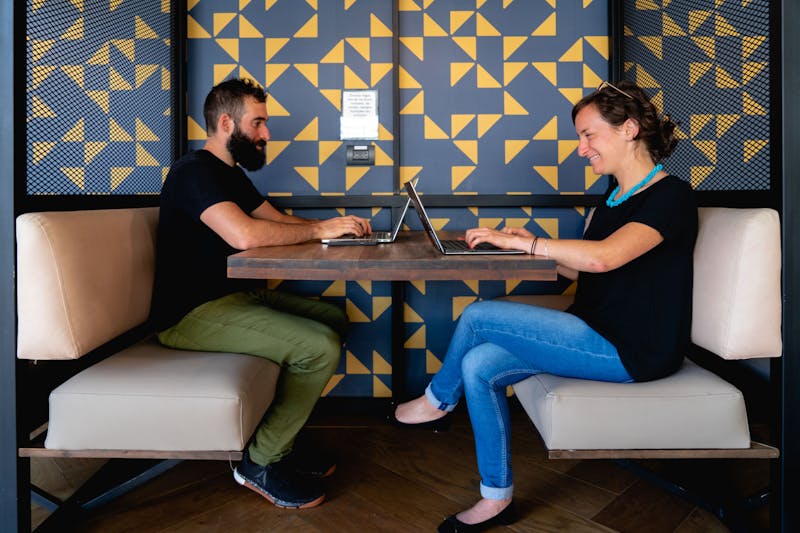 Homme et femmes travaillant à un bureau partagé dans un espace de coworking à Medellin.