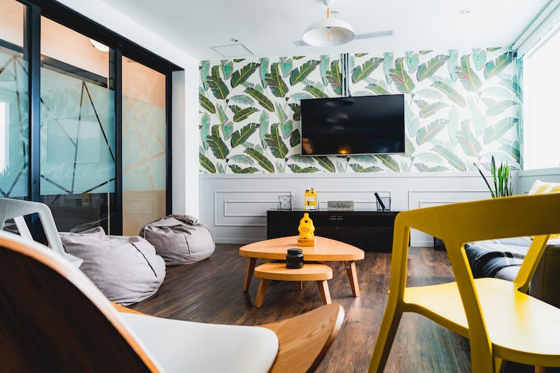 Plan grand angle d'une salle de réunion dans l'espace de coworking Comunal à Lima, au Pérou.