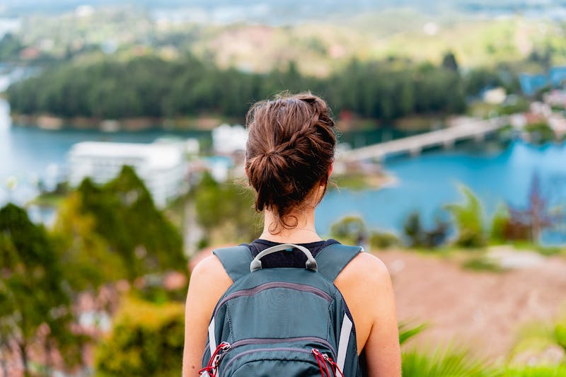 Femme portant un sac à dos et regardant les îles et les lacs de Guatape Colombie