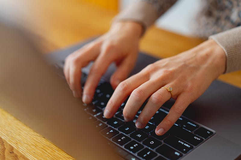 Taper sur un MacBook Pro 16 pouces