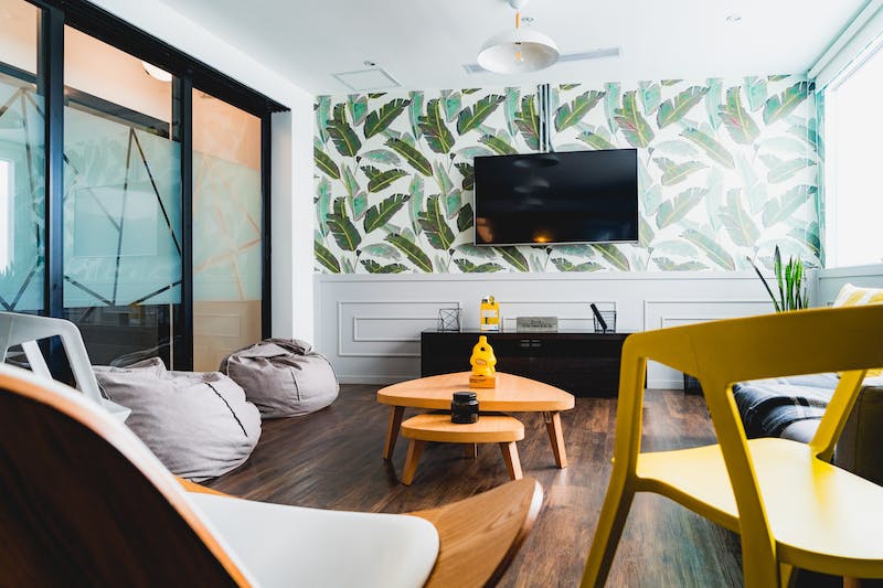Plan grand angle d'une salle de réunion dans l'espace de coworking Comunal à Lima, au Pérou.