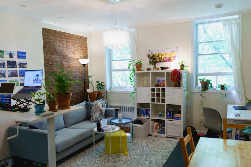 Bureau à domicile pour deux personnes dans un petit appartement à New York avec un bureau debout et un petit bureau compact dans le salon.