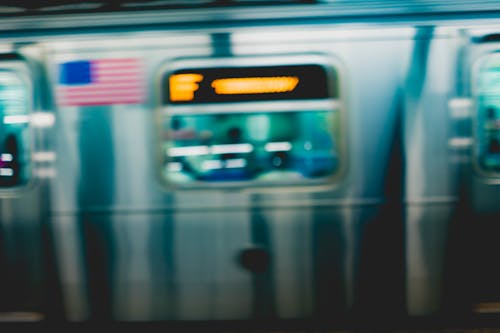 Voiture de métro F en mouvement dans le métro de New York