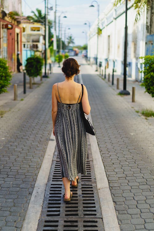 Femme marchant dans une rue de la ville historique de Puerto Plata en République Dominicaine.