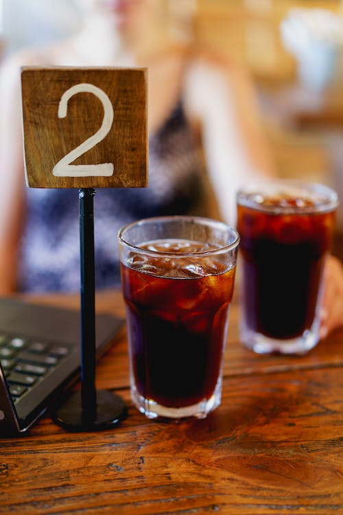 Deux cafés froids sur une table au Vagamundo à Cabarete