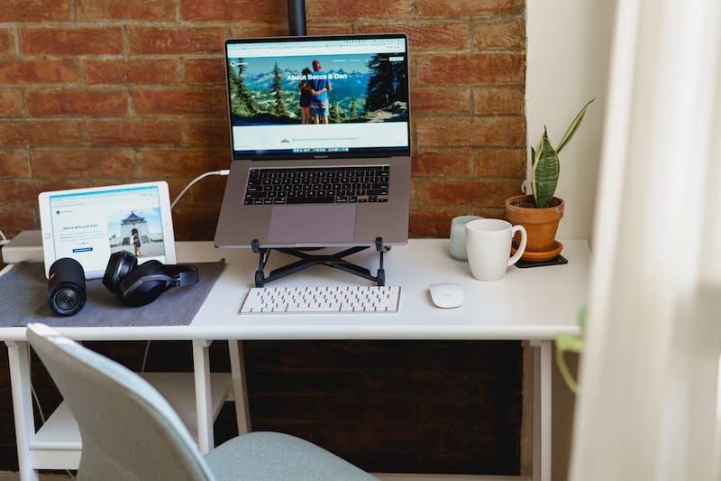 Installation d'un bureau à domicile dans un petit appartement coin du salon avec lumière naturelle