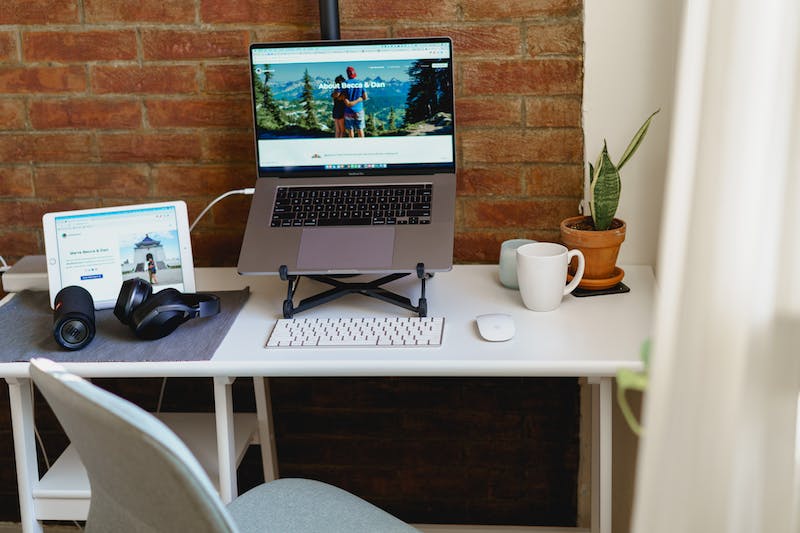 Installation d'un bureau à domicile dans un petit appartement coin du salon avec lumière naturelle