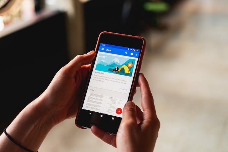 Mains d'une femme tenant un téléphone Google Pixel avec une application ouverte.