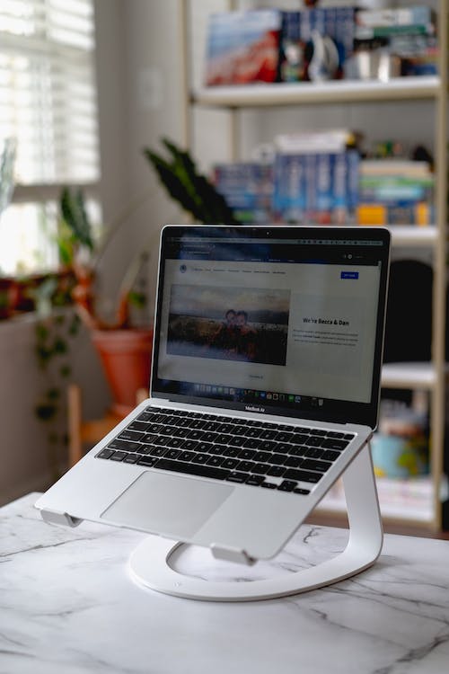 Un ordinateur portable est posé sur un bureau.