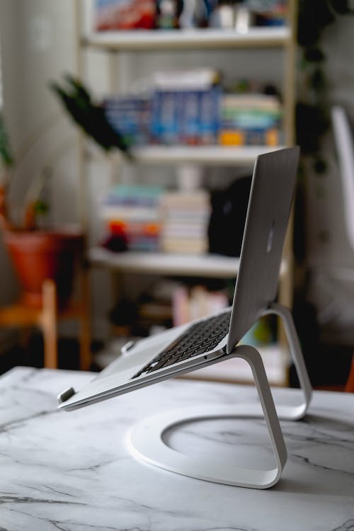 Un ordinateur portable est posé sur un bureau dans une pièce.