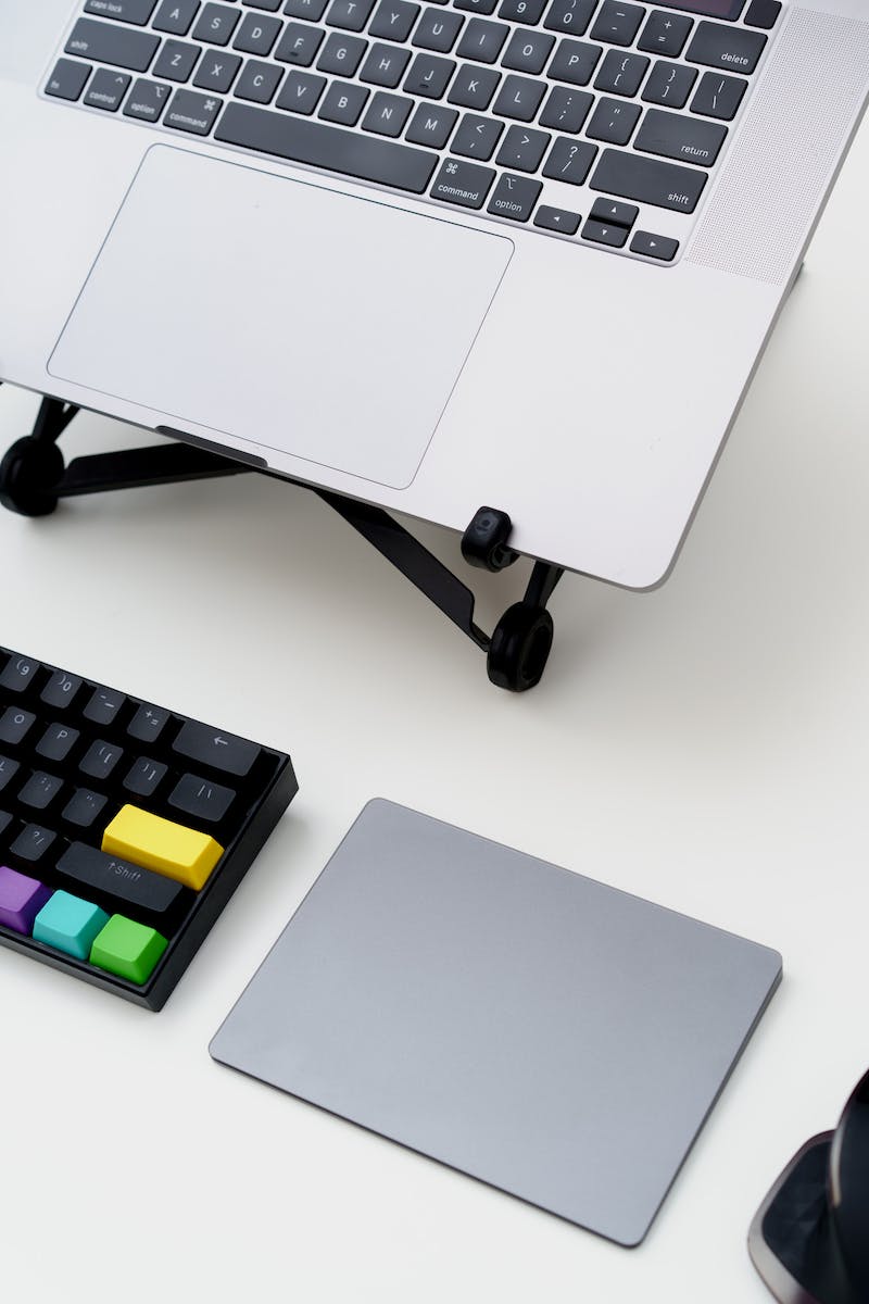 Un ordinateur portable avec un clavier et une souris à côté.