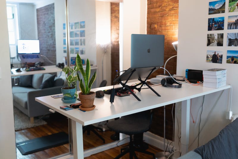 Un bureau blanc dans un salon.