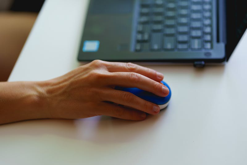 Utiliser une mini-souris sans fil avec un ordinateur portable sur un petit bureau dans un bureau à domicile