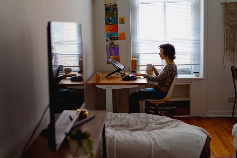Femme travaillant à un bureau devant une fenêtre