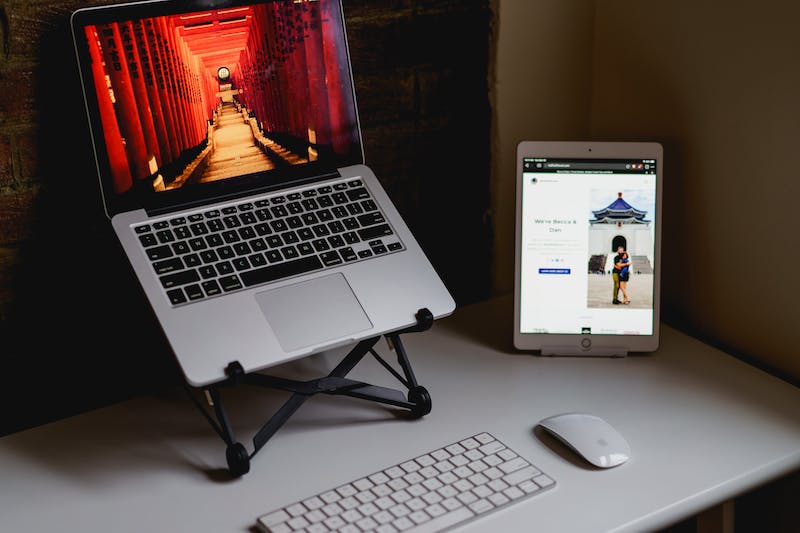 Un ordinateur portable est posé sur un bureau à côté d'une souris et d'un clavier.